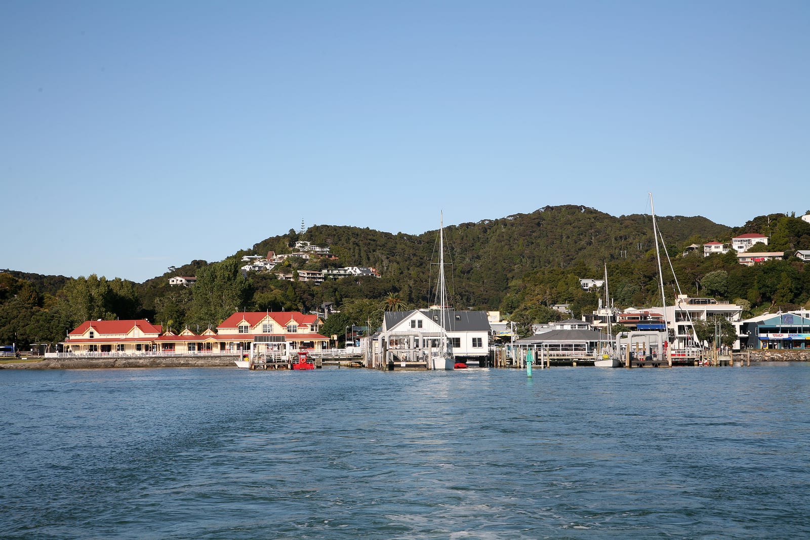Bucht von Paihia in der Bay of Islands mit Segelbooten, Nordinsel Neuseeland