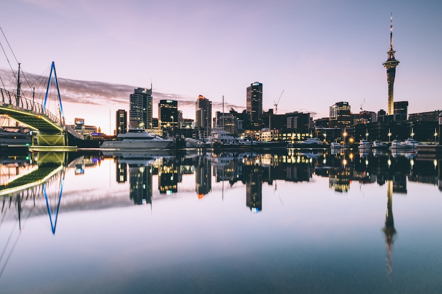 Skyline von Auckland mit Sky Tower am Hafen, Nordinsel Neuseeland
