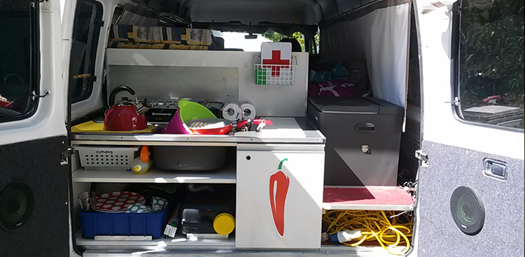 Heckküche mit Gaskocher und Kühlbox im Island Explorer von Chilli Rentals Neuseeland