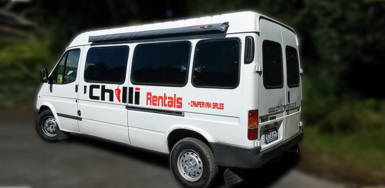 Island Explorer Campervan von Chilli Rentals Neuseeland von der Seite und von hinten