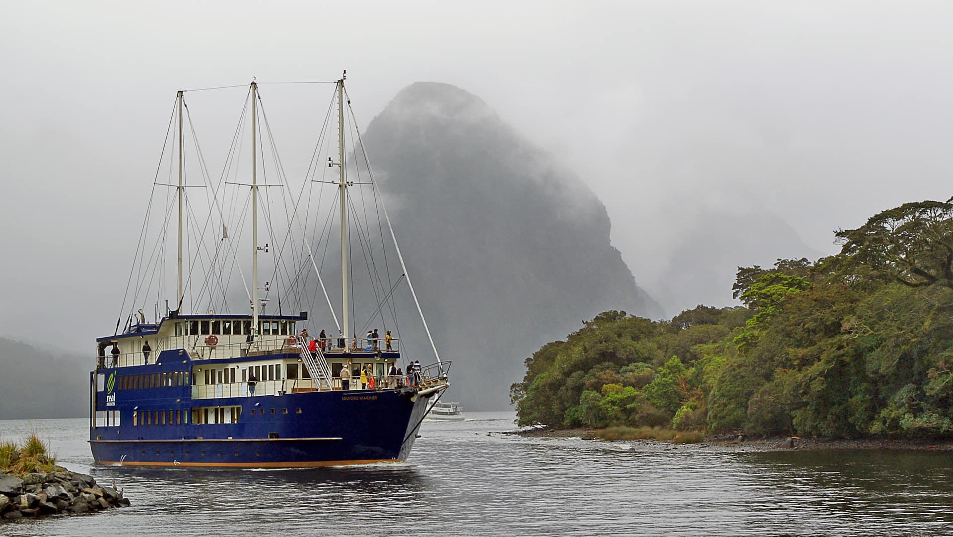 Milford Sound mit Mitre Peak im Fiordland-Nationalpark, Südinsel Neuseeland