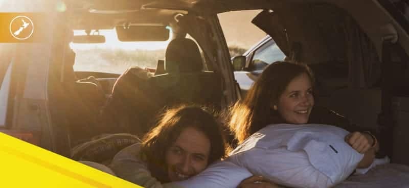 Paar im Camper bei Sonnenuntergang in Neuseeland