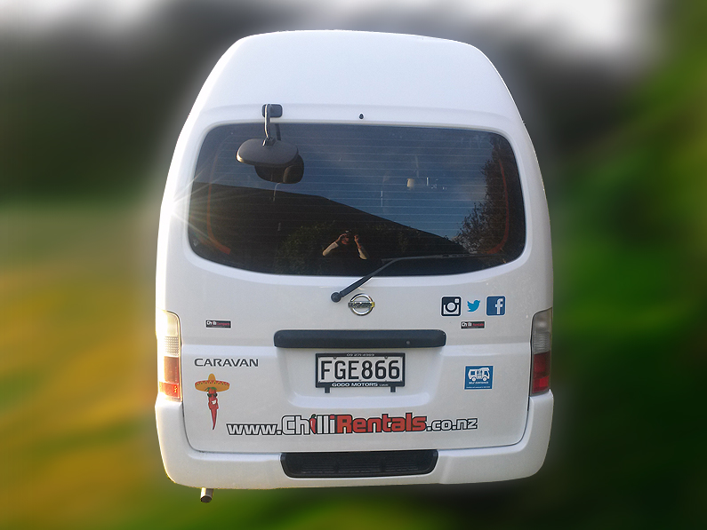 Heckansicht des Super Traveller Campervans von Chilli Rentals Neuseeland