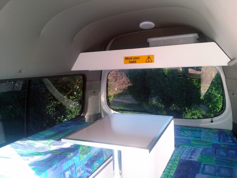 Sitzgruppe mit Klapptisch im Super Traveller Campervan von Chilli Rentals Neuseeland
