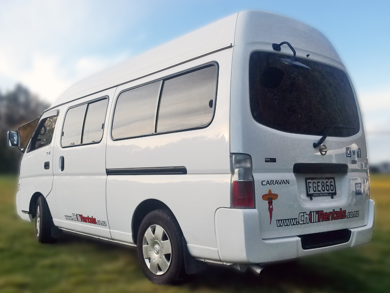 Seitenansicht des Super Traveller, self-contained Nissan Caravan von Chilli Rentals Neuseeland