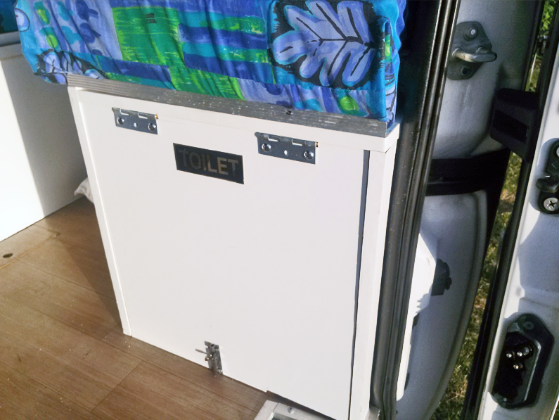 Schrank mit Campingtoilette im self-contained Super Traveller von Chilli Rentals Neuseeland