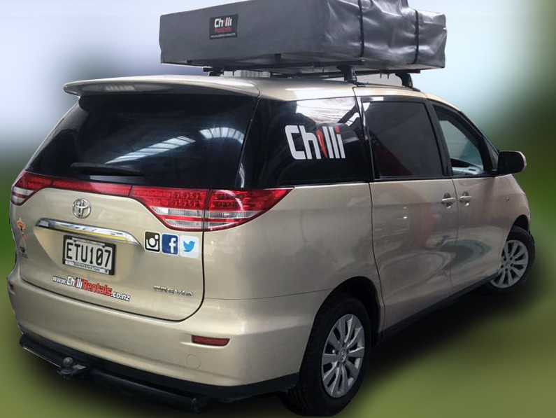 Heckansicht des Super Vroom Campers von Chilli Rentals Neuseeland