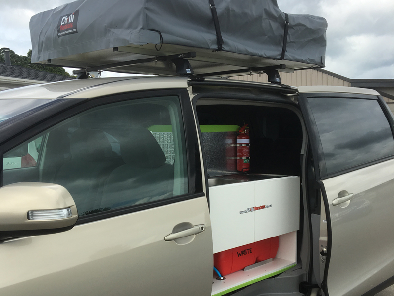 Küchenausstattung im Super Vroom Camper von Chilli Rentals Neuseeland