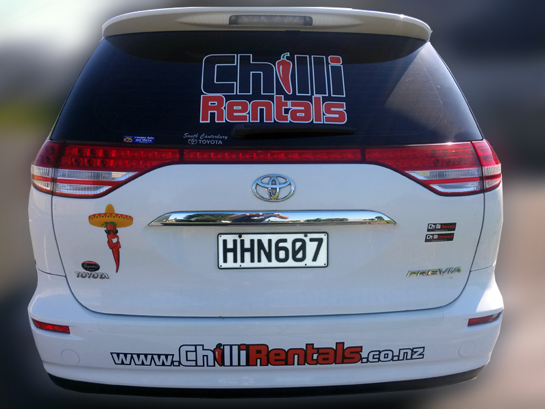 Heckansicht des Tastee Tourer Campers von Chilli Rentals mit Logo am Heckfenster
