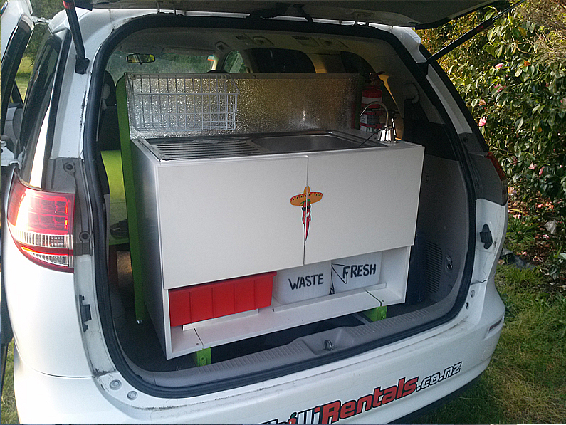Ausziehbare Campingküche mit Spüle und Gaskocher im Tastee Tourer von Chilli Rentals Neuseeland