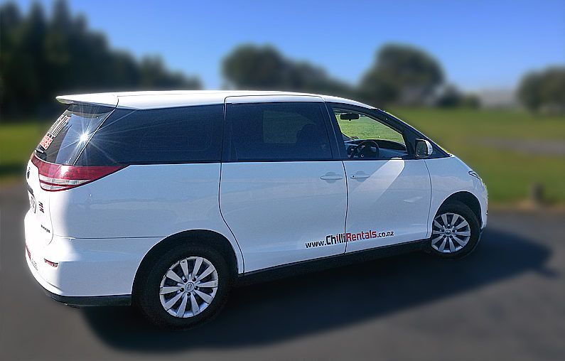 Seitenansicht des Tastee Tourer, weißer Toyota Estima Camper von Chilli Rentals Neuseeland