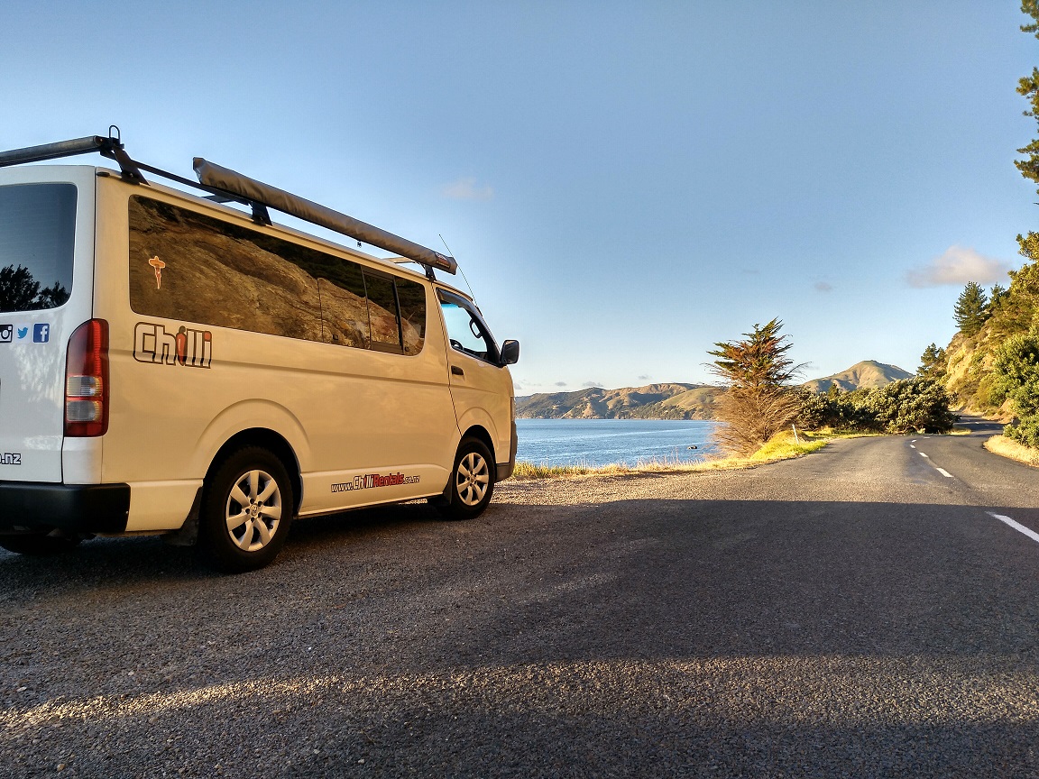 Trustee Traveller Camper von Chilli Rentals an der Küste in Neuseeland mit Dachträger und Markise