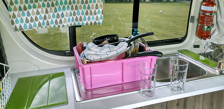 Küchenzeile mit Spüle und Wasserpumpe im Trustee Traveller von Chilli Rentals Neuseeland