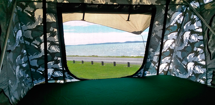 Schlafplatz im Dachzelt des Vrooms with a View Big von Chilli Rentals Neuseeland