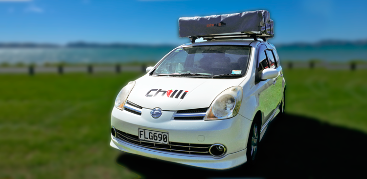 Aufgeklapptes Dachzelt auf dem Vrooms with a View Small von Chilli Rentals Neuseeland