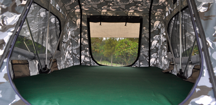 Schlafplatz im Dachzelt des Vrooms with a View Small von Chilli Rentals Neuseeland