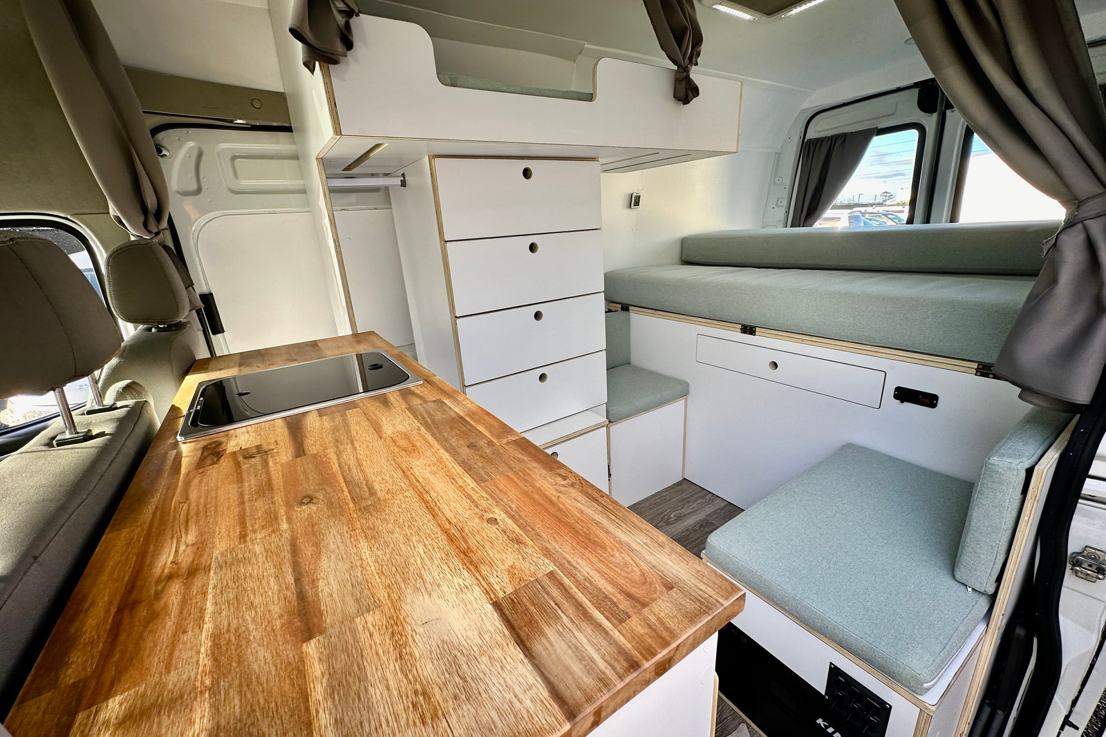 Ausziehbarer Holztisch im Custom Camper