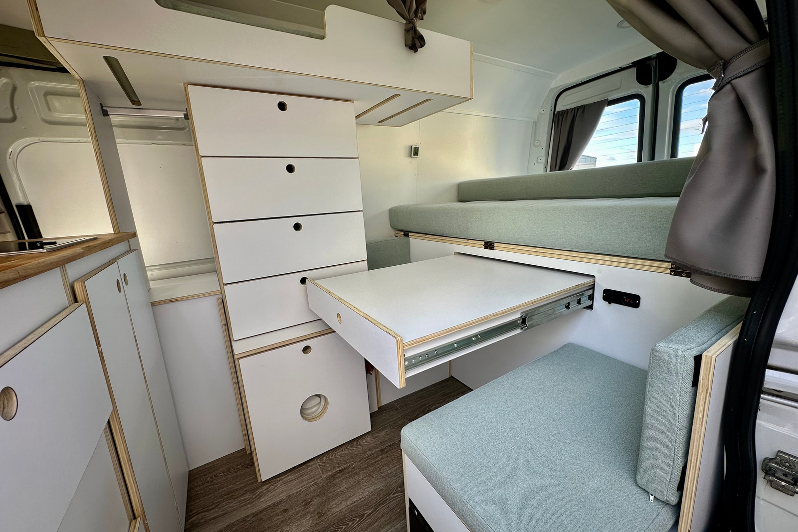 Bett und Stauraum im ausgebauten Custom Camper