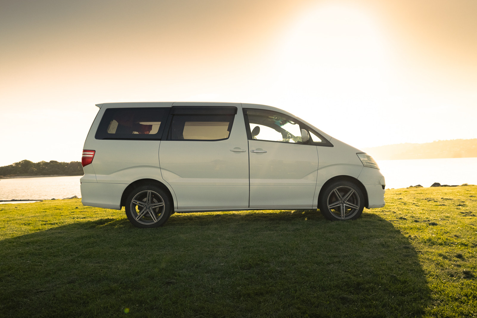 Large Budget Camper in der Seitenansicht im Gegenlicht
