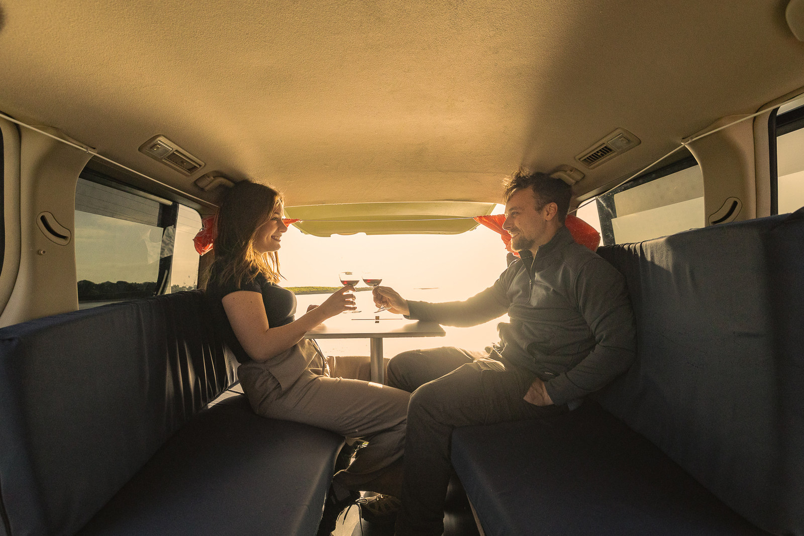 Sitzgruppe im Innenraum des Large Budget Campers