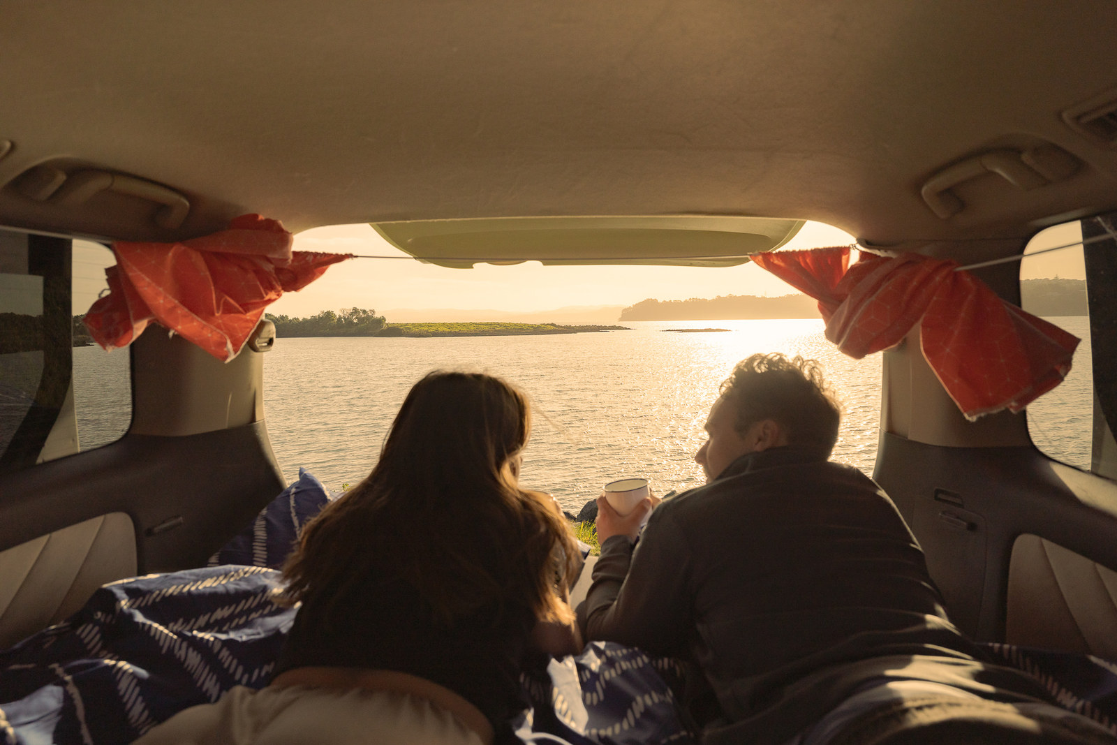 Blick aus dem Large Budget Camper auf das Meer