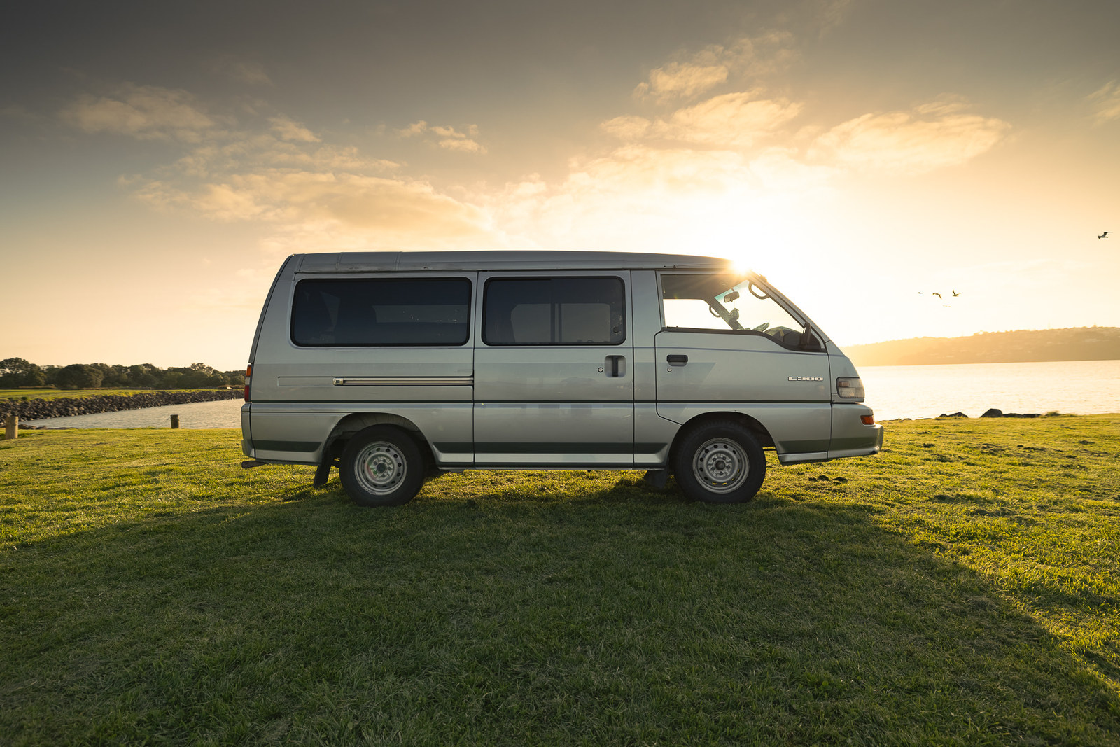 Large Premium Camper in der Seitenansicht bei Sonnenuntergang