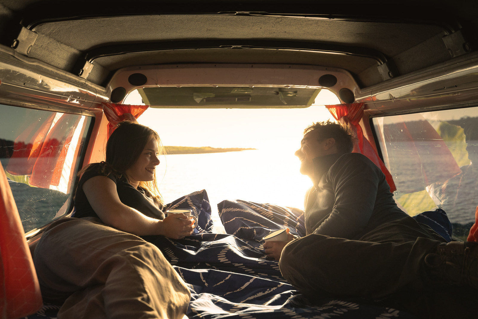 Morgen im Bett des Large Premium Campers mit Blick nach draußen