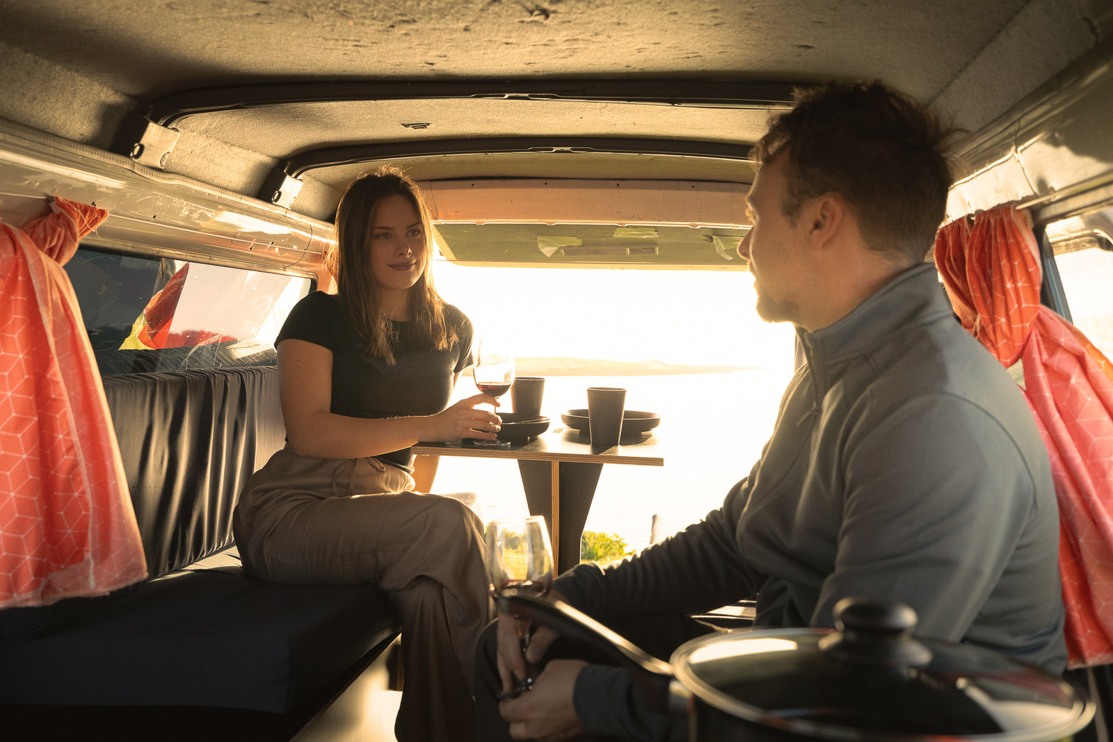 Am Esstisch im Large Premium Camper