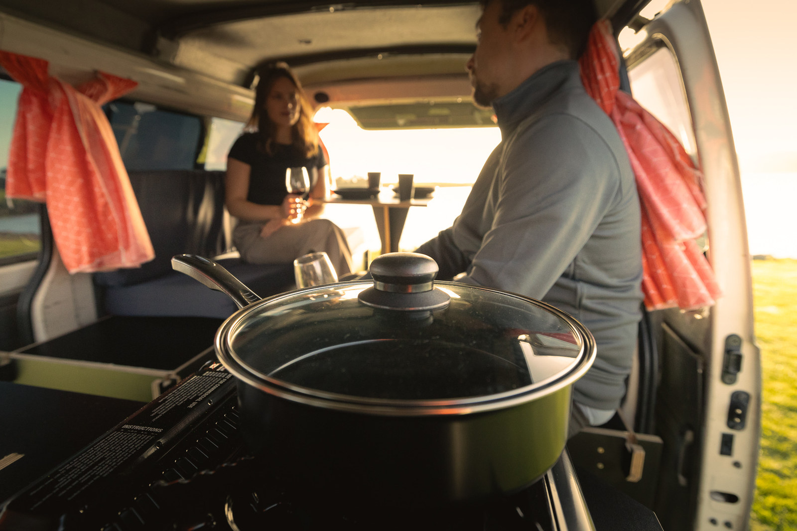 Kochen in der Bordküche des Large Premium Campers