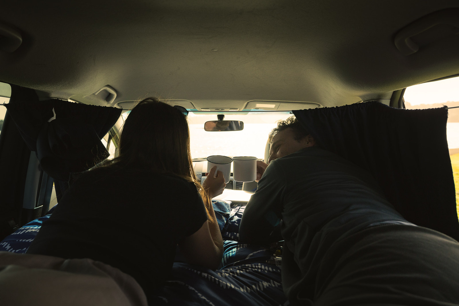 Innenraum des Medium Budget Campers am Abend