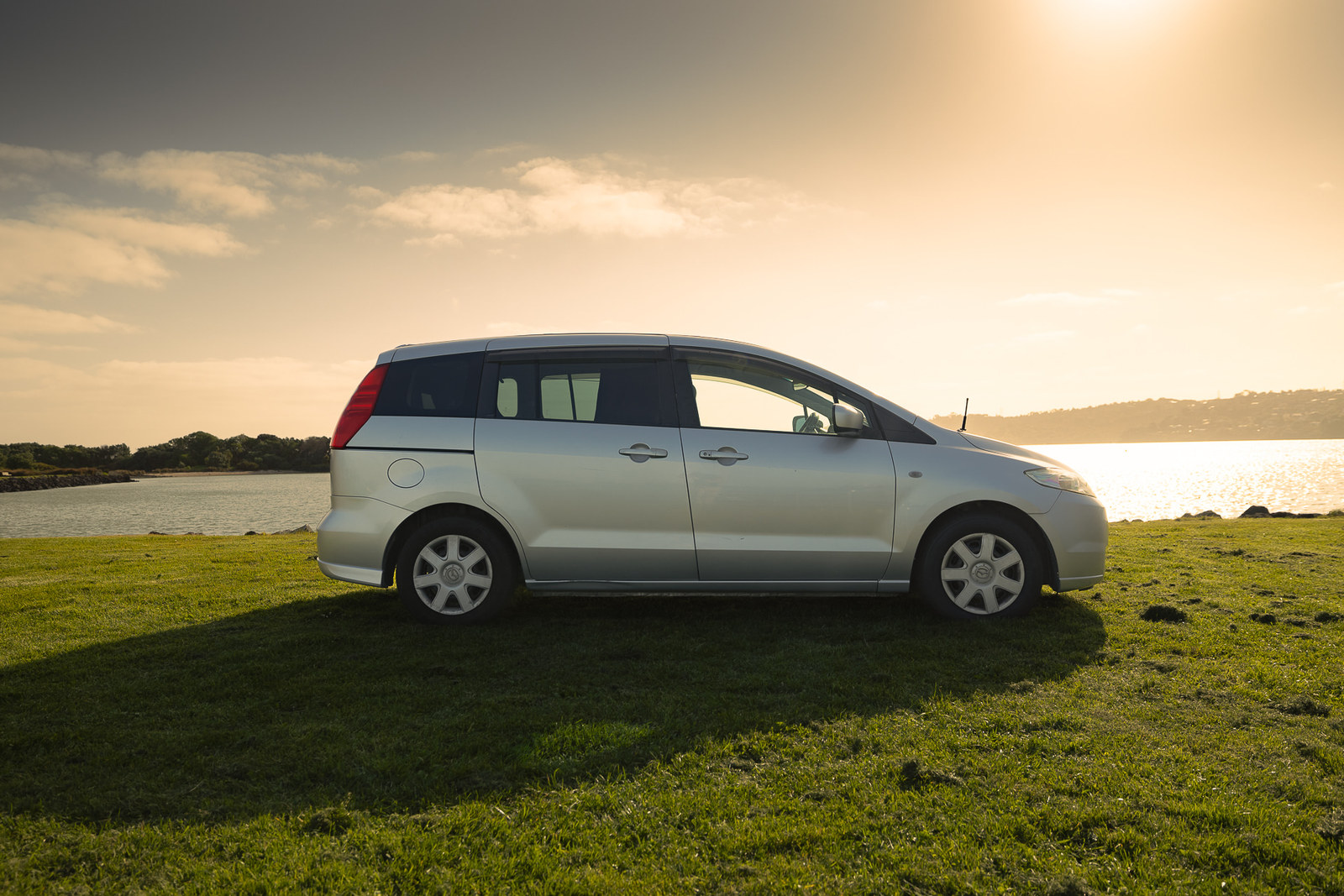Medium Budget Camper in der Seitenansicht bei Sonnenuntergang