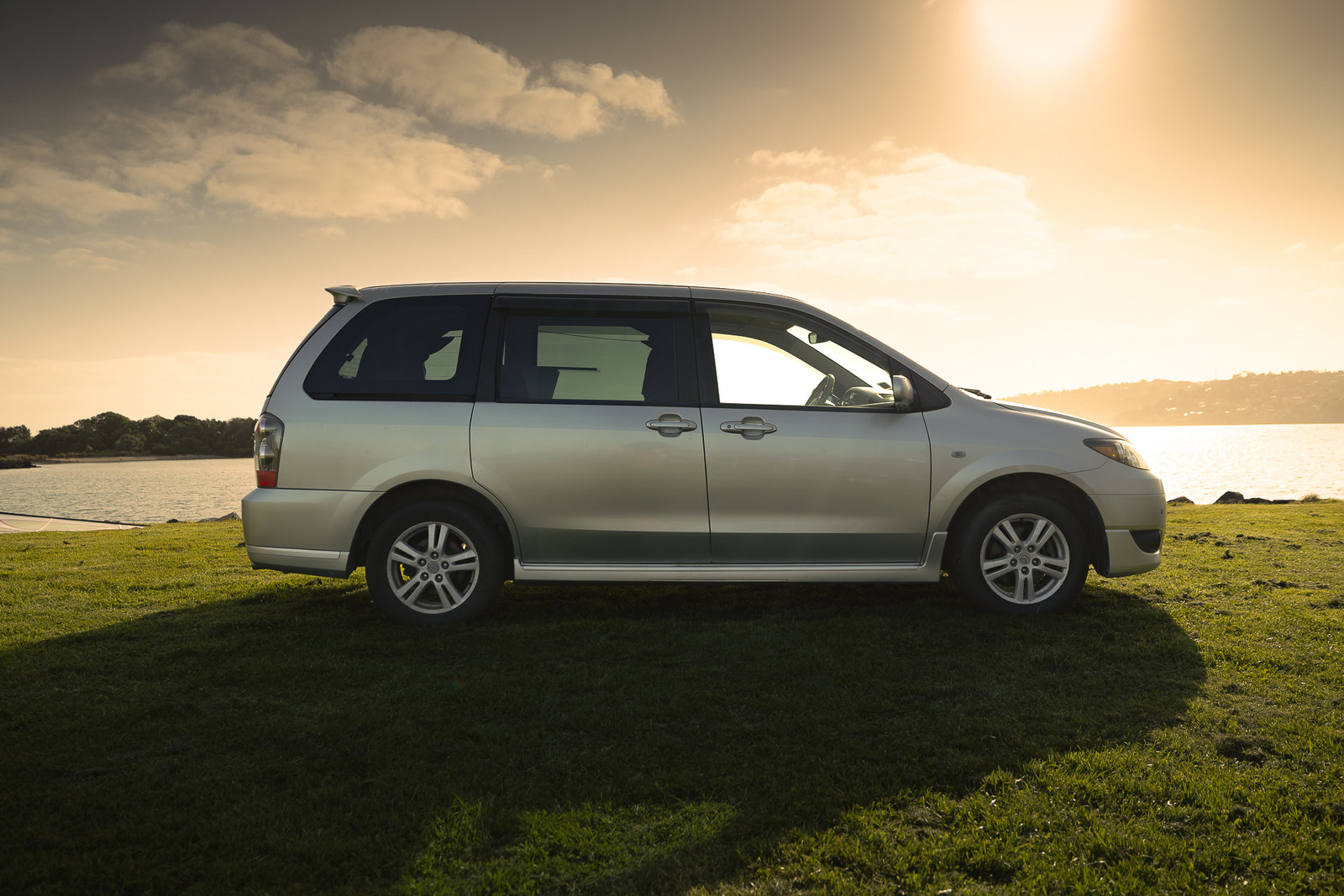 Medium Premium Camper in der Seitenansicht am Meer